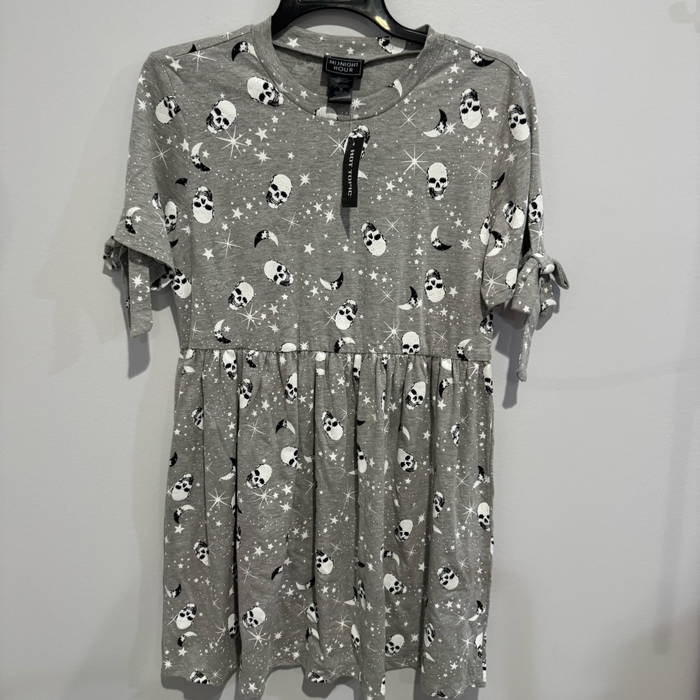 NWT Hot Topic Midnight Hour Skull Print T-Shirt‎ Dress Gray Small Women Gothcore